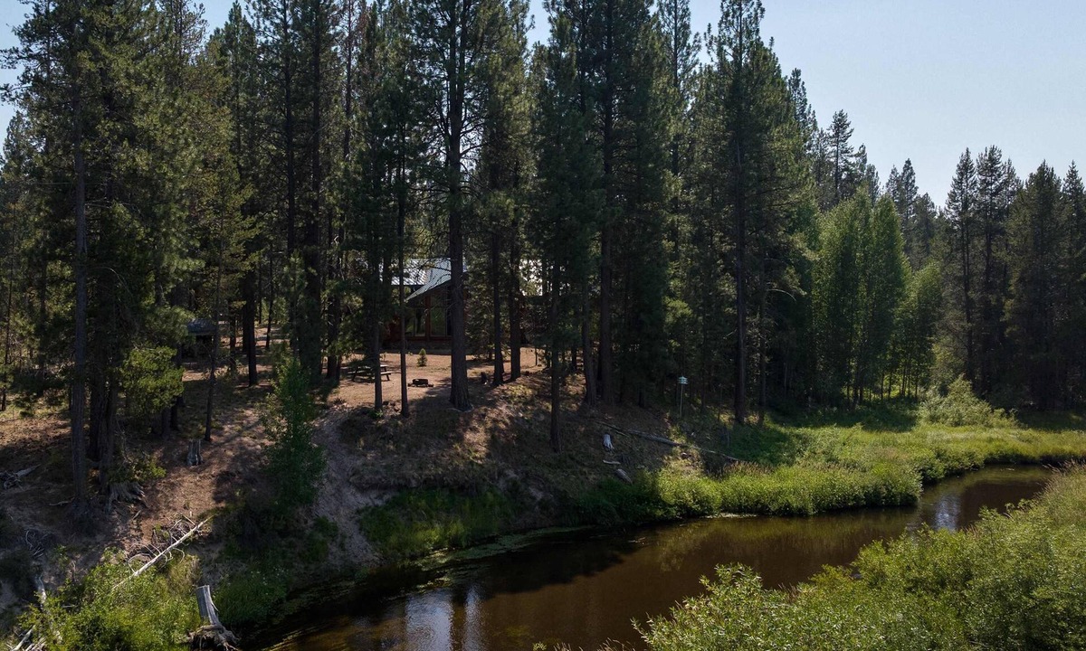 La Pine Cabin | Riverfront Log Cabin with Firepit in La Pine