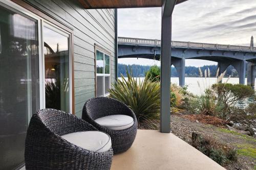 Florence House | Riverfront Views, Walk to Old Town, Dog Friendly! The Tide That Binds