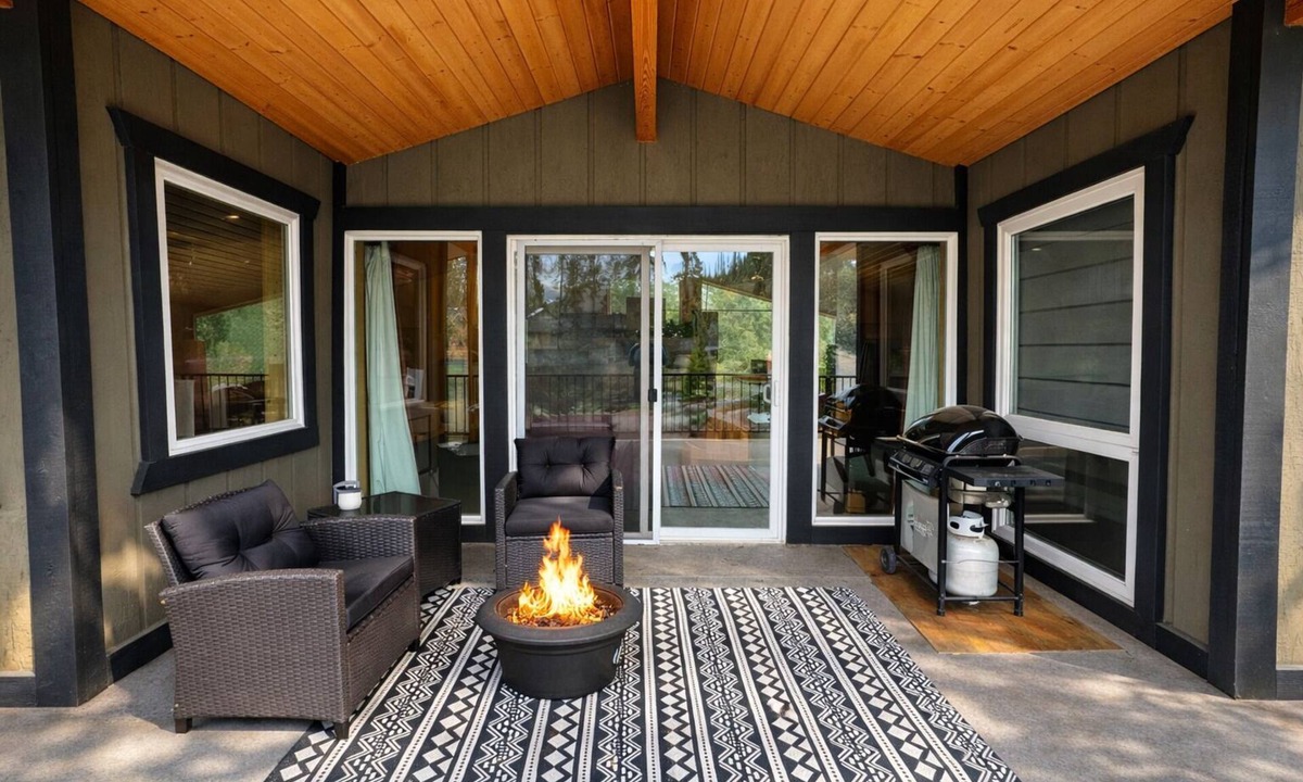 Leavenworth Apartment | Riverside Loft Suite | Live Like a Local | Firepit
