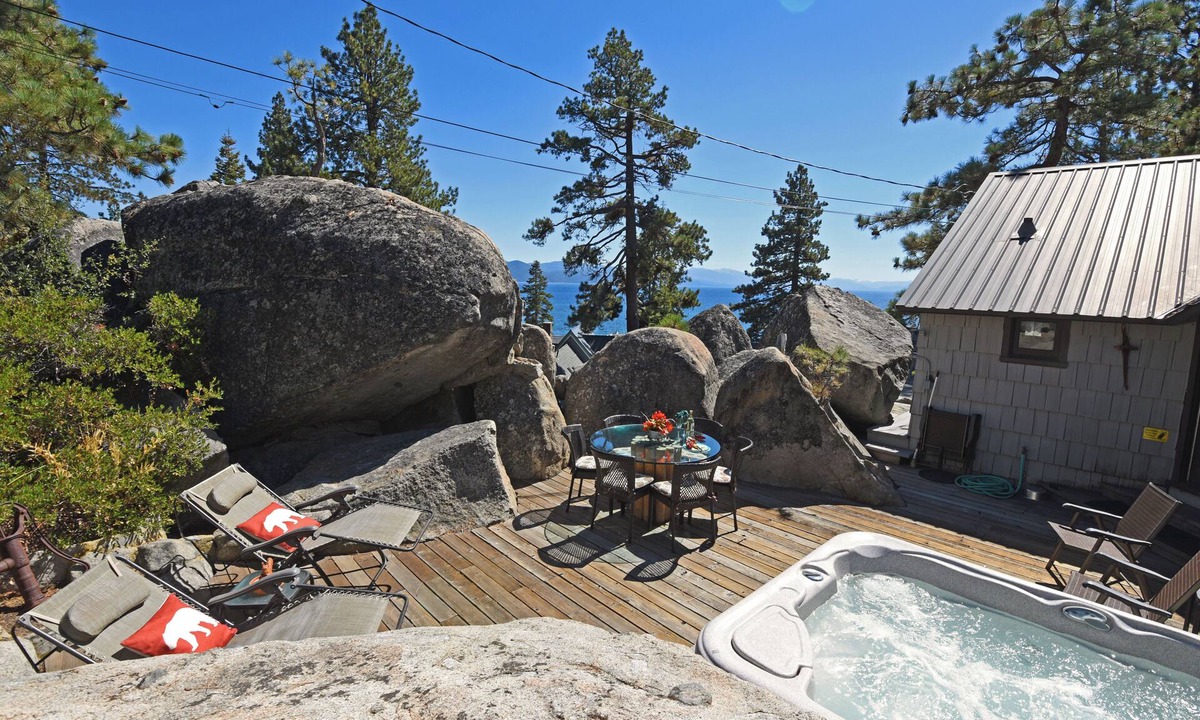 Brockway Cabin | Rock Pile at Speedboat Beach - AC & Hot Tub