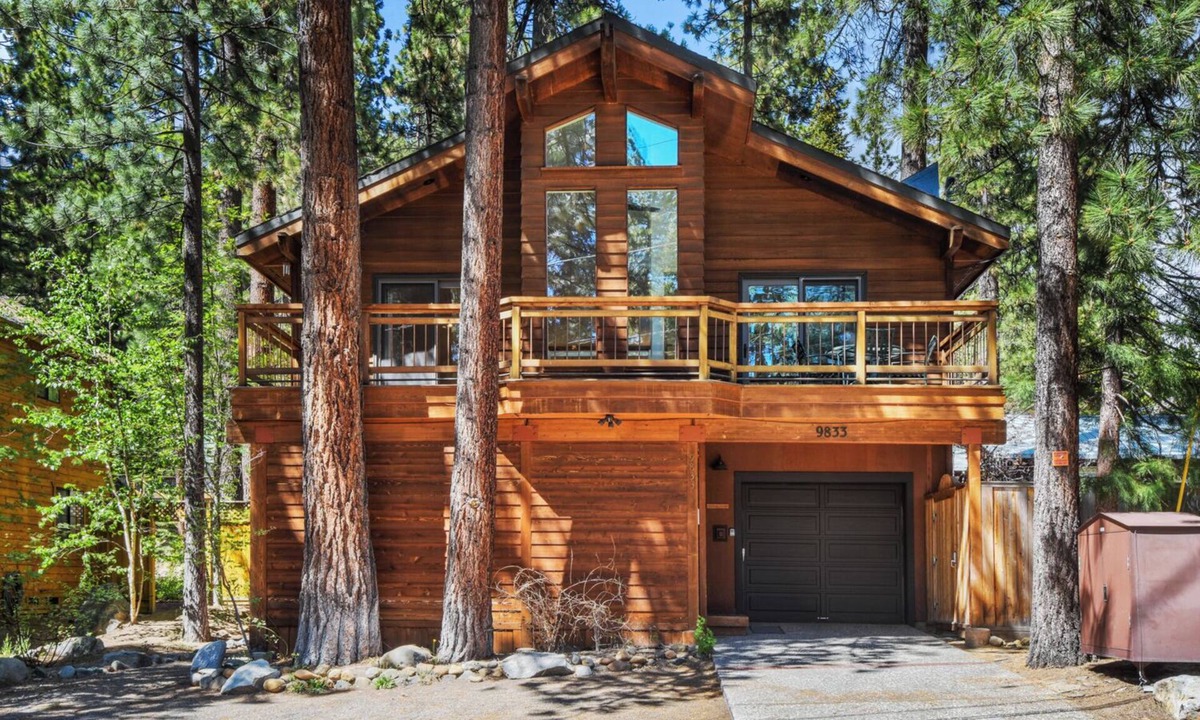 Brockway House | Rocky Retreat at Speedboat Beach - EV & Hot Tub