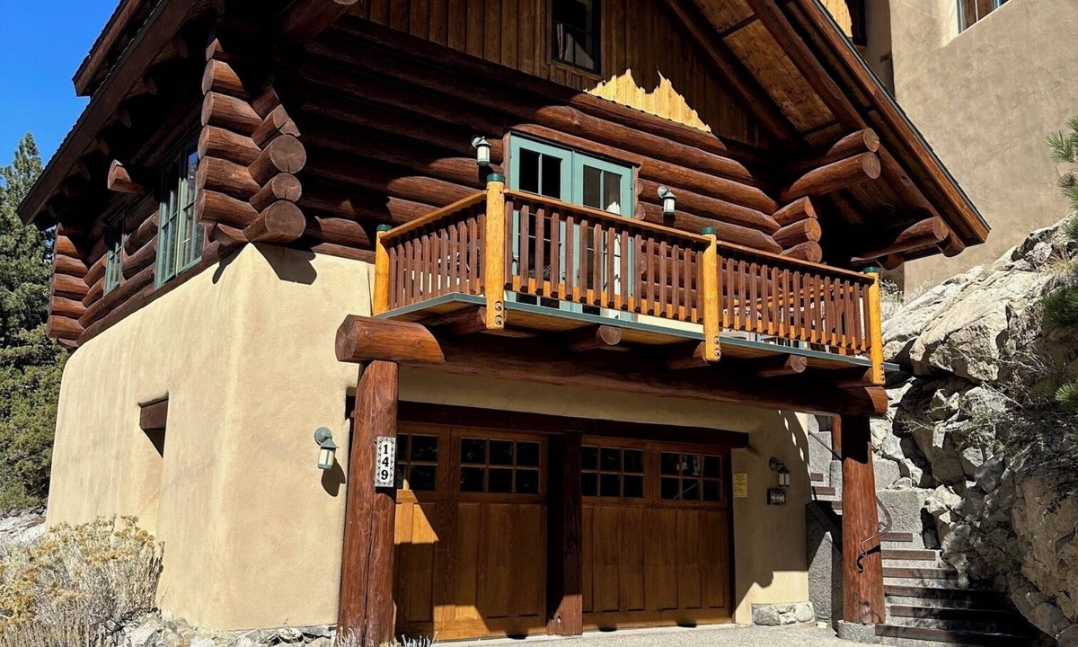 June Lake Cabin | Romantic log cabin getaway with spectacular mountain views. STR AP 18-005