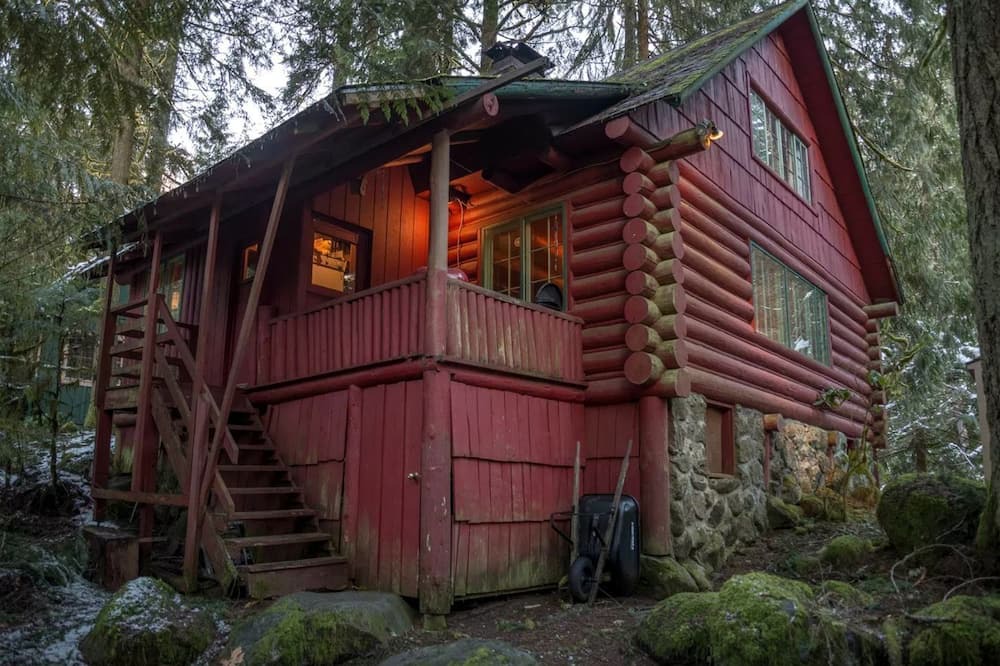 Rhododendron Cabin | Romantic Log Cabin Rental with Hot Tub near Mount Hood, Oregon