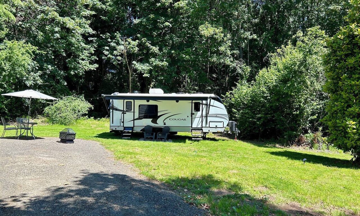 Burley House | Romantic Peaceful Country RV Escape - King Bed, Firepit, Private, Outdoor Living