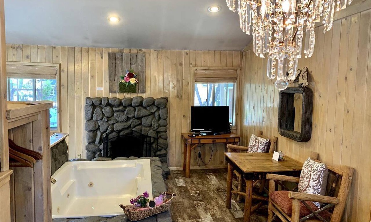 Big Bear Lake Cottage | Romantic Studio Cabin with Jacuzzi and Fireplace, Perfect for a Romantic Weekend in Big Bear, CA