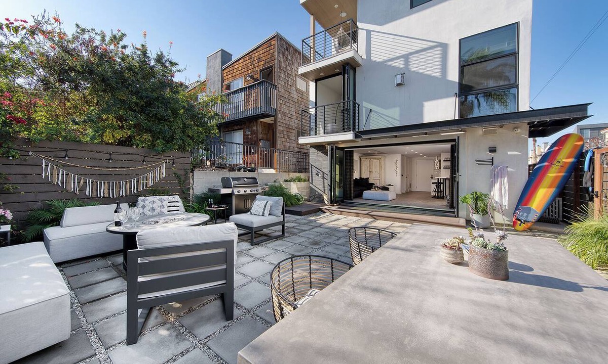 Silver Strand House | Rooftop Deck + Firepit + Wet Bar | Walk to Beach + Trail | Saltaire