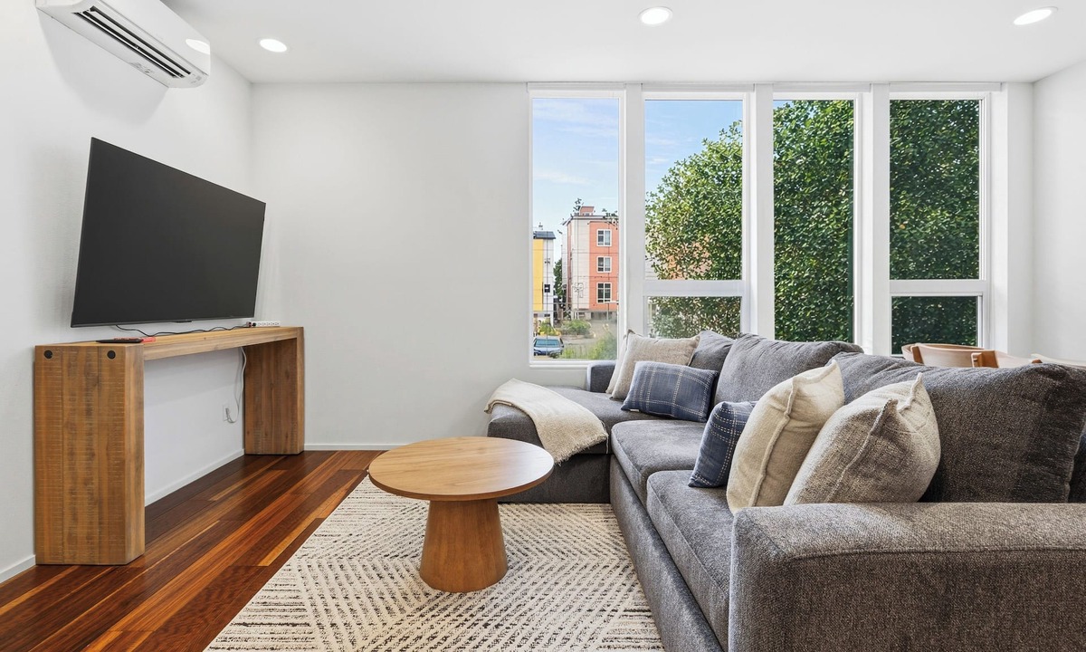 Whittier Heights House | Rooftop Retreat w/ Stunning Views | Ballard Gem