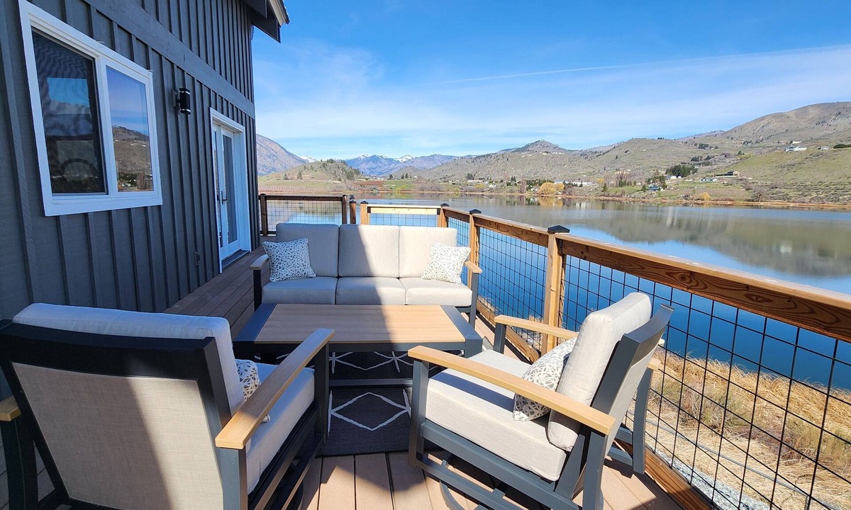 Manson House | Roses Lakeside Loft - Lakefront w/dock