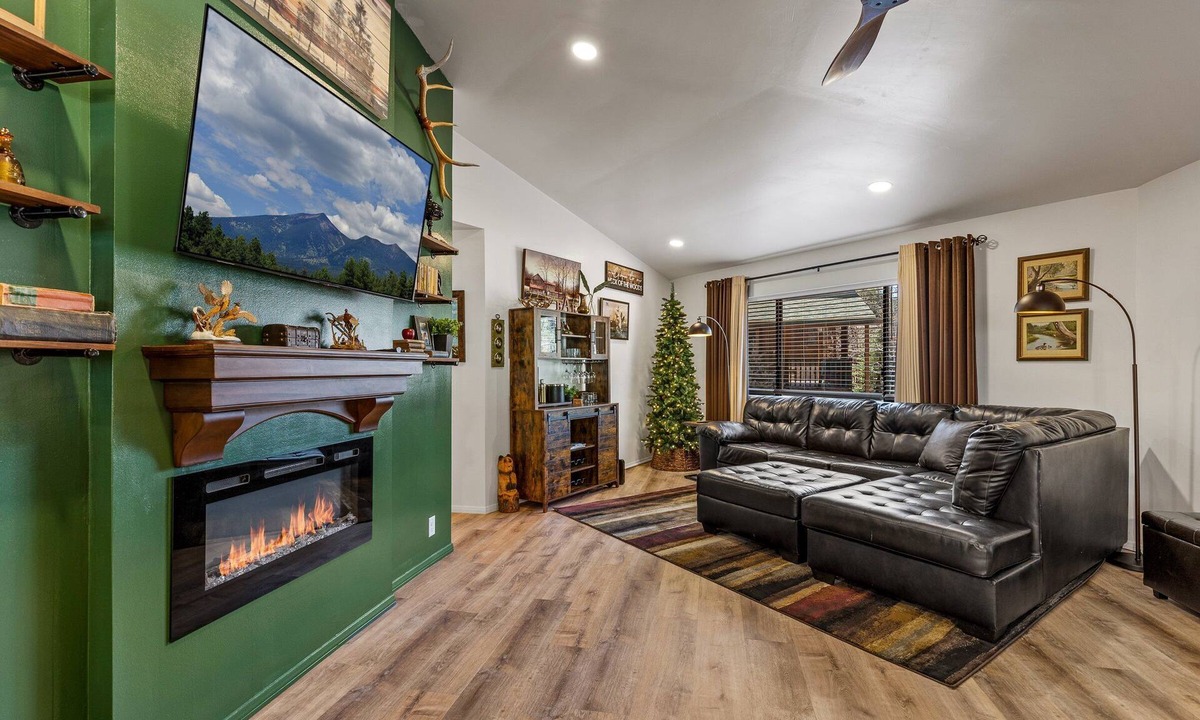 Kachina Village Cabin | Round Rock | 3BR/2BA | Spend Spring in Flagstaff!