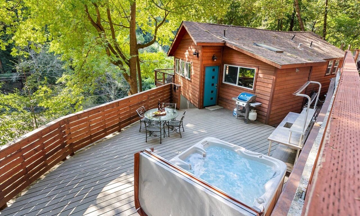 Guerneville Cabin | Russian River Treetop Cabin! Hot Tub~Pups OK~Sydney's Retreat