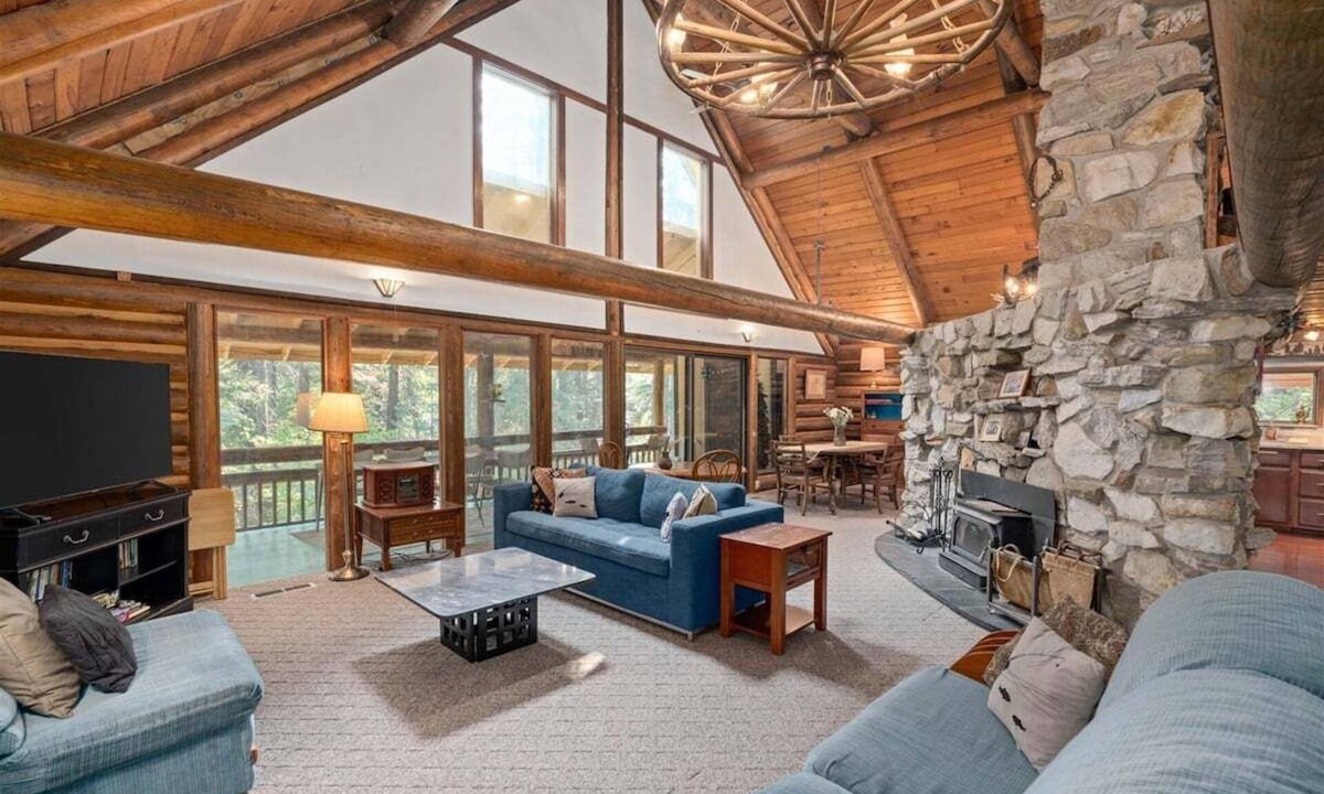 Ardenvoir House | Rustic 10-Guest Lodge | Pool Table, 2 Fireplaces & Game Room | Near Stevens Pass