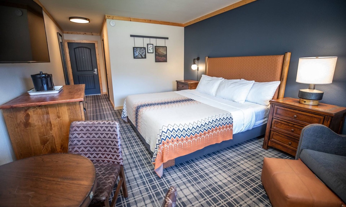 Mammoth Lakes Hotel | Rustic Alpine Rooms Near Mammoth Mountain! Pool, Gym, & Free Parking! 3 Units!