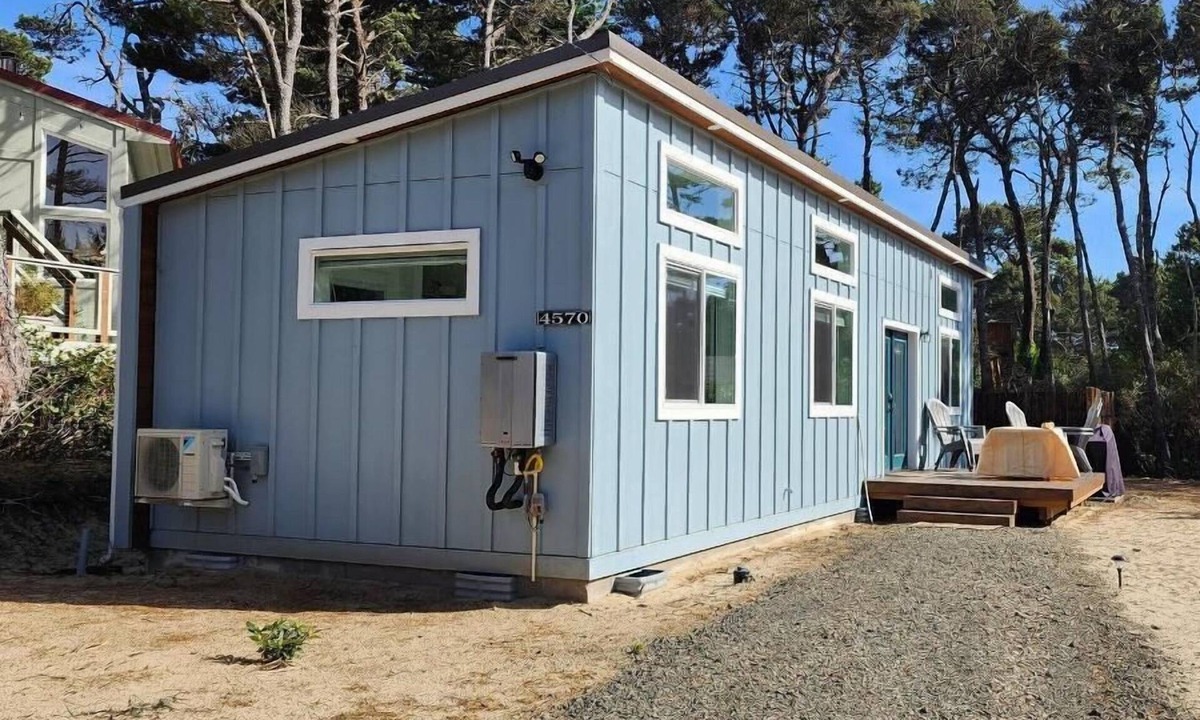 Florence House | Salt Water Bungalow, walk the dog to Heceta Beach.