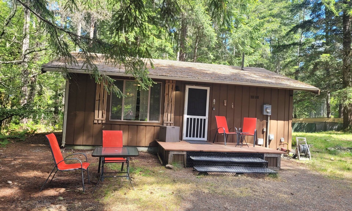 Hoodsport Cabin | San Gregorio - A Cozy & Dog Friendly Forest Retreat