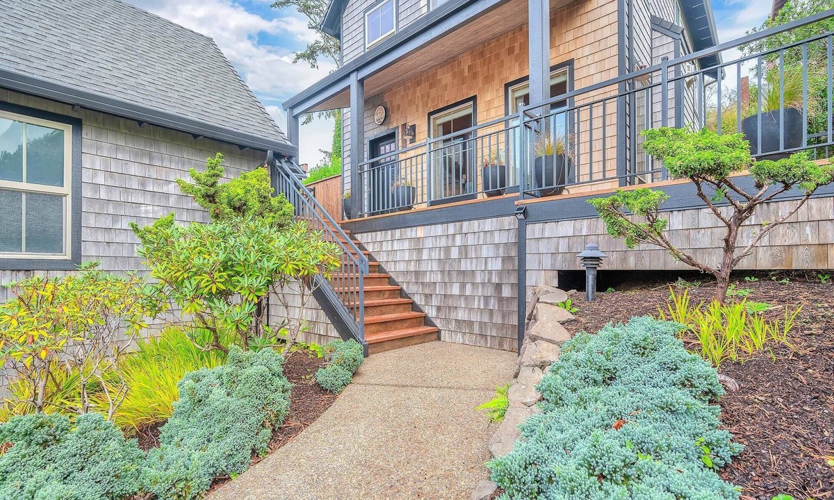 Lincoln City House | Sandy Feet Cottage & the Blacklight Game Room