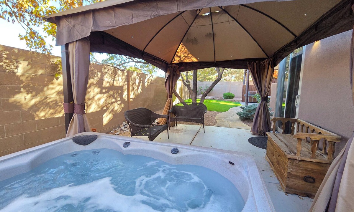 Nor Este House | " Santa Fe Style" 4bedrooms, Hot tub and Pets Welcome, 5G Fiber WiFi !