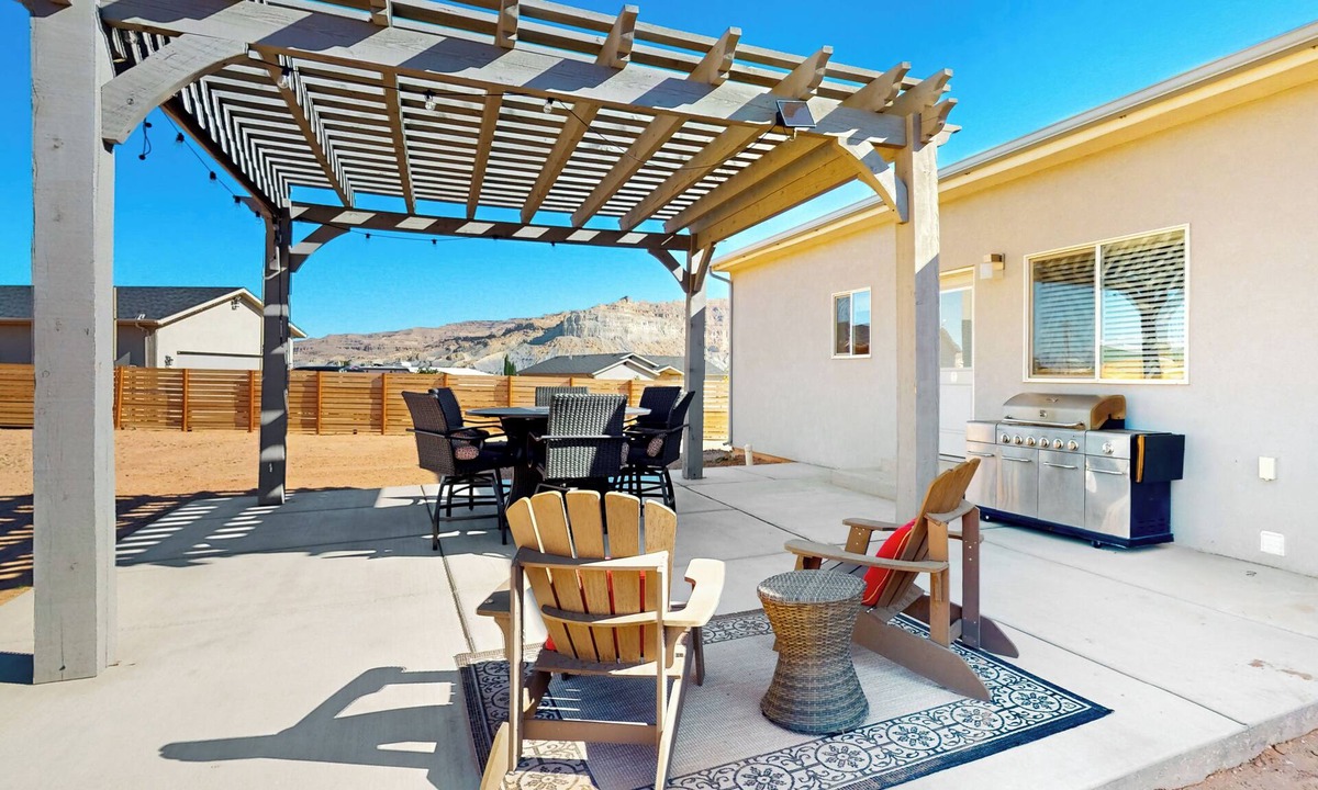 Big Water Cottage | Scenic Home w/Yard in Big Water, Dogs Welcome!