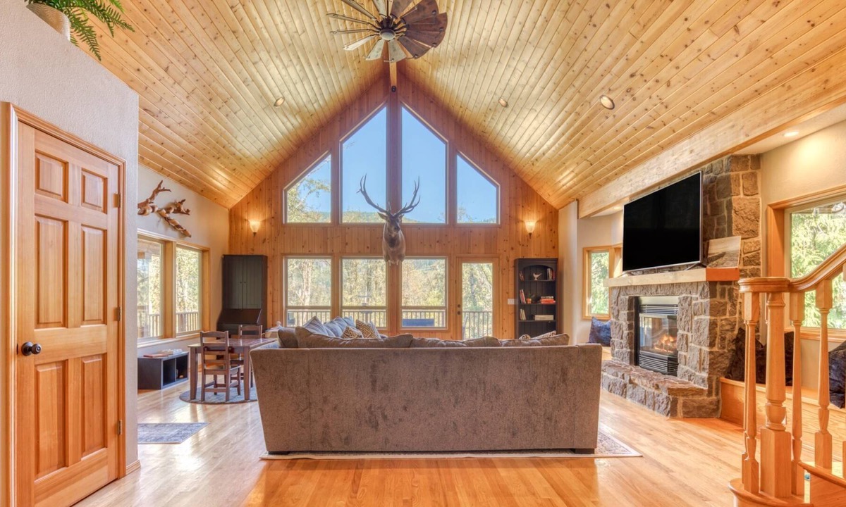 Marmot House | Sensational Private Mountain Lodge on 10 Acres, Pet Friendly, StarLink, Pool Table, Games, FireTable