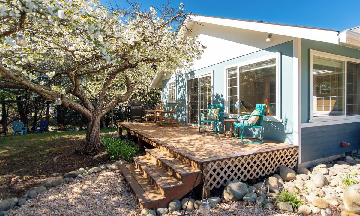 Sequim Cottage | Sequim Escape w/Gas Grill & Deck, Walk to Beach!