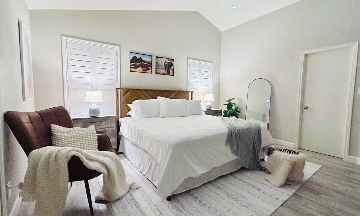Chinatown House | Serene 4-bedroom house in Las Vegas with sparkling pool, king bed & office space