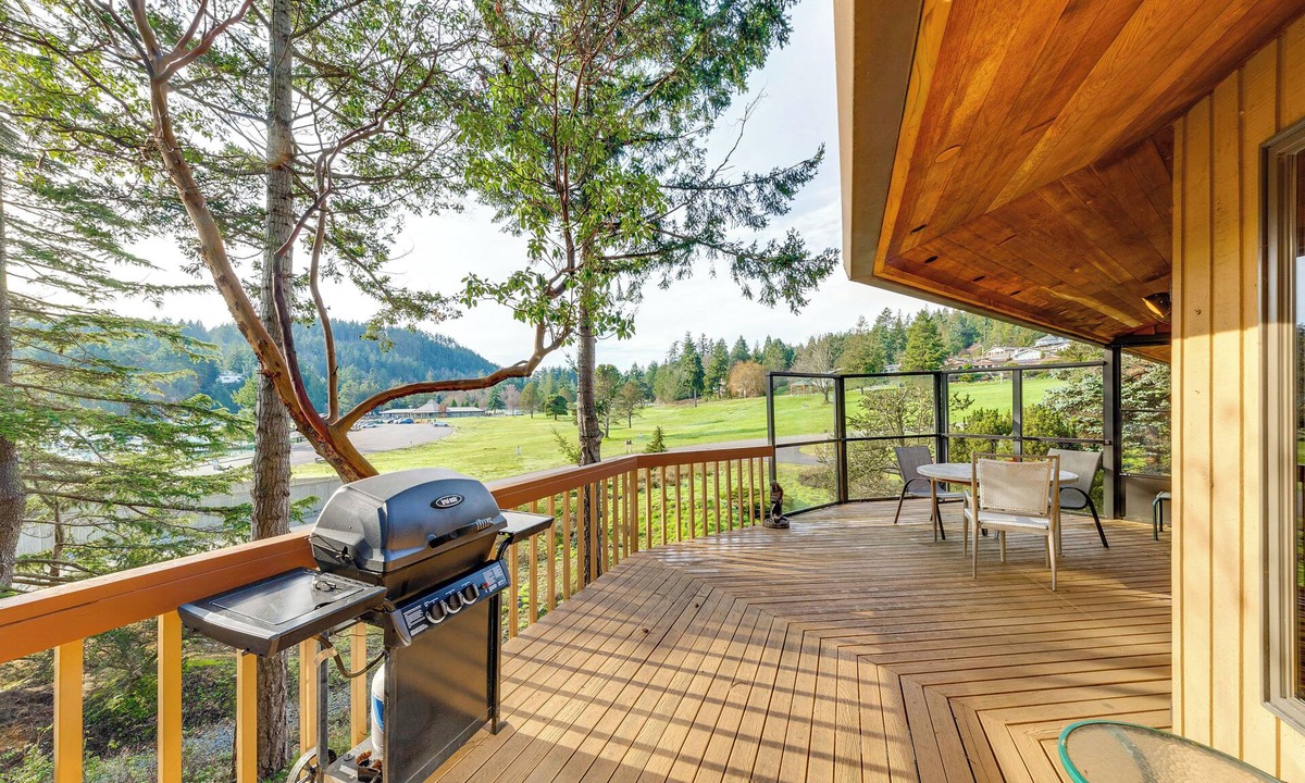 La Conner House | Serene La Conner Retreat w/Fireplace & Deck!