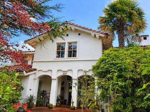 Claremont House | Serene Private Suite Patio Upscale Berkeley