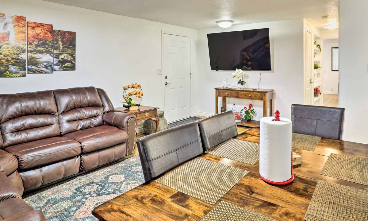 Woodburn House | Serene Woodburn Hideaway: Deck w/ Mtn Views!