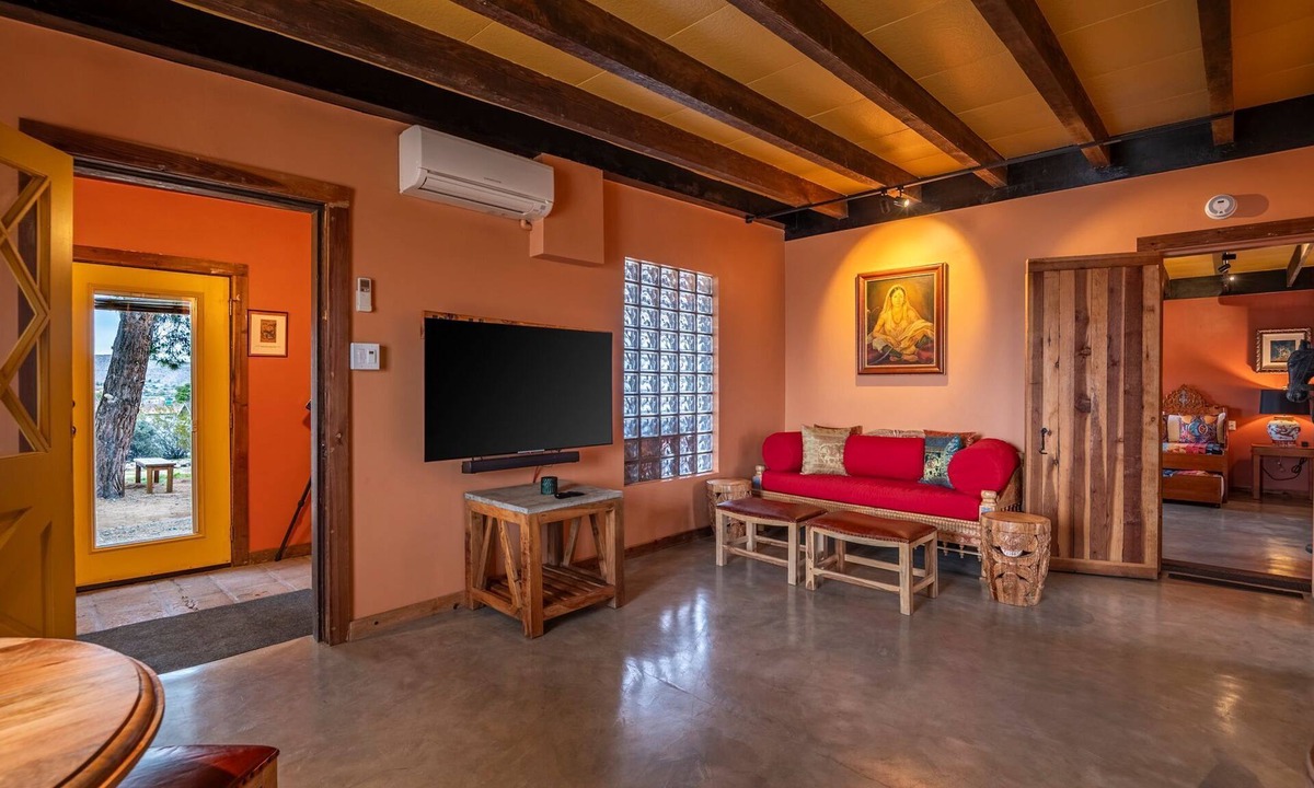 Joshua Tree House | Serenity View — pet-friendly & outdoor tub