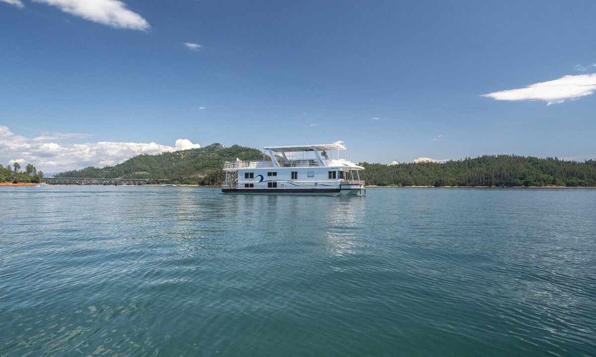 Lakehead Boat Rental | Shasta Marina's Thoroughbred Houseboat,