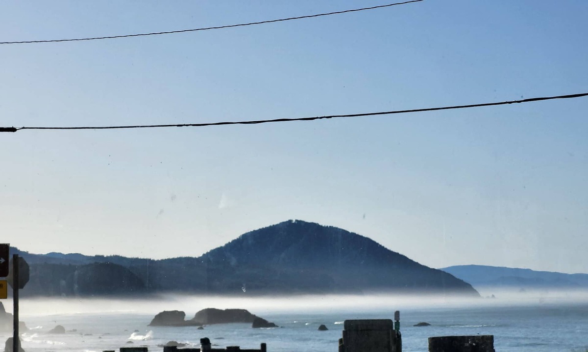 Port Orford Apartment | Shoreline Inn & Suites-new, modern! Right across from Battle Rock, ocean & beach