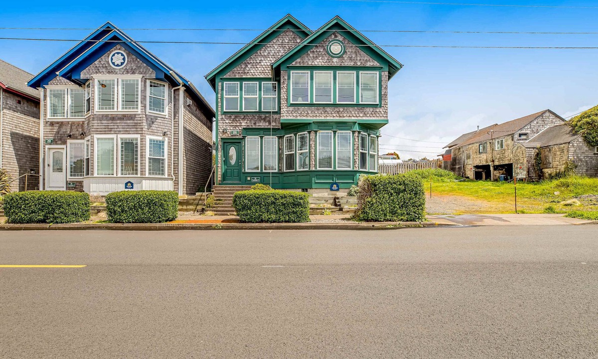 Newport House | Side-by-side ocean-view homes with hot tubs & fireplaces - 1 block to beach