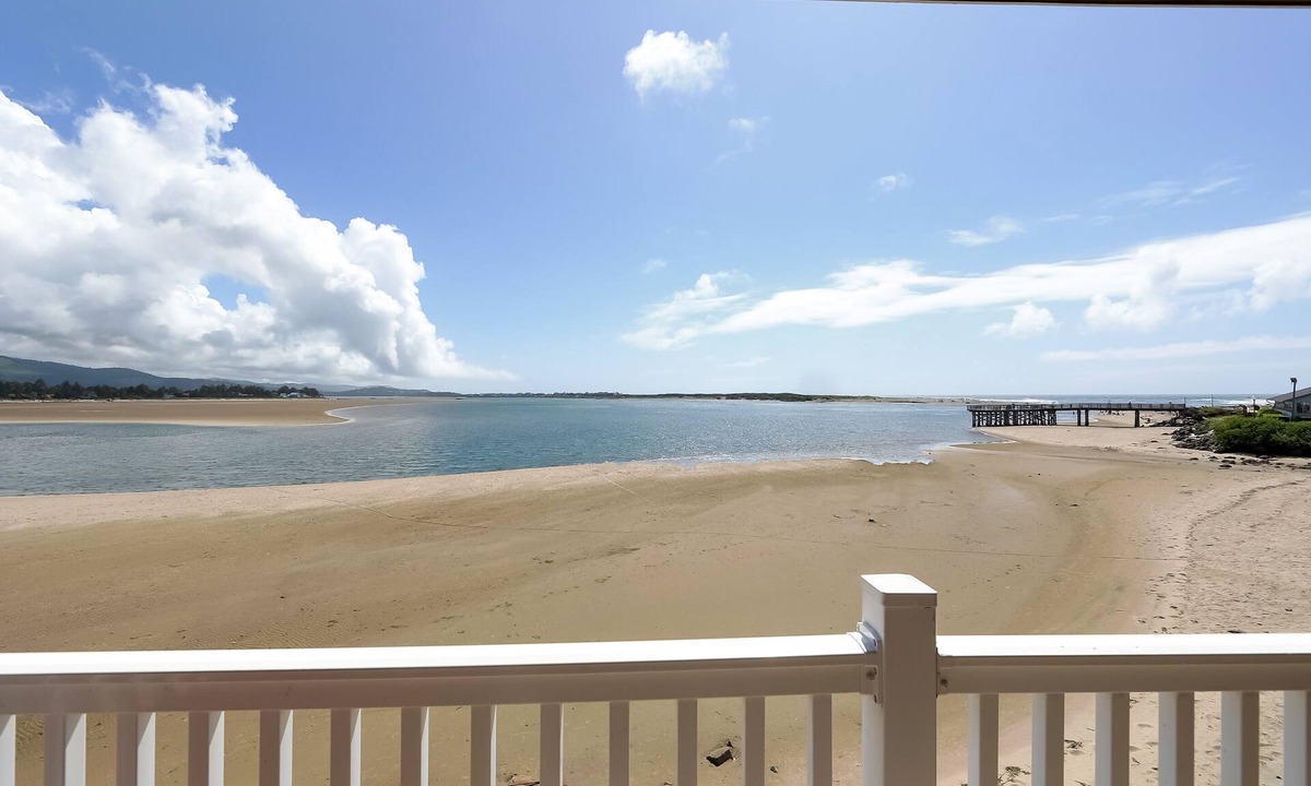 Lincoln City Hotel | Siletz Bay Beachfront Hotel by OYO Lincoln City