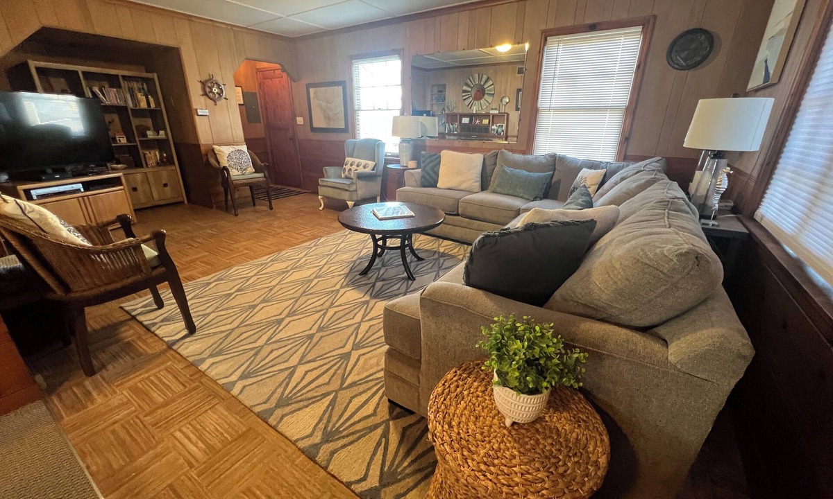 Seaside House | Simply Adorable Beach House - Sleeps 9, Near Beach & Town