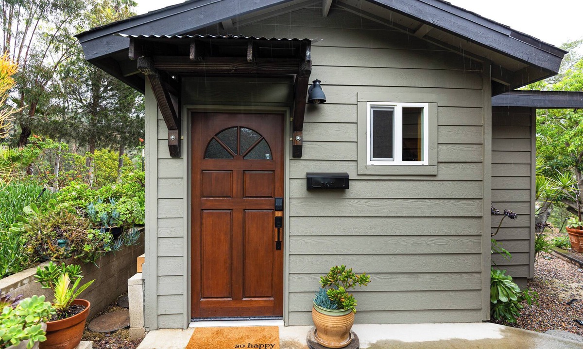 Fallbrook House | Sip, Golf & Unwind: Couple's Retreat in Fallbrook