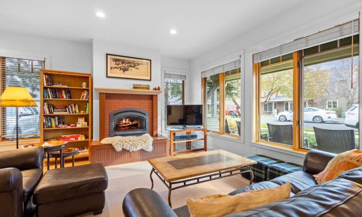 Sisters Condo | Sisters Getaway: Blks from Trails, coffee- Pool, Hot tub, Tennis