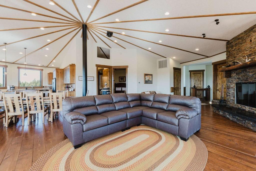 Bend House | Sisters Mountain Retreat with Stunning Views & Deck