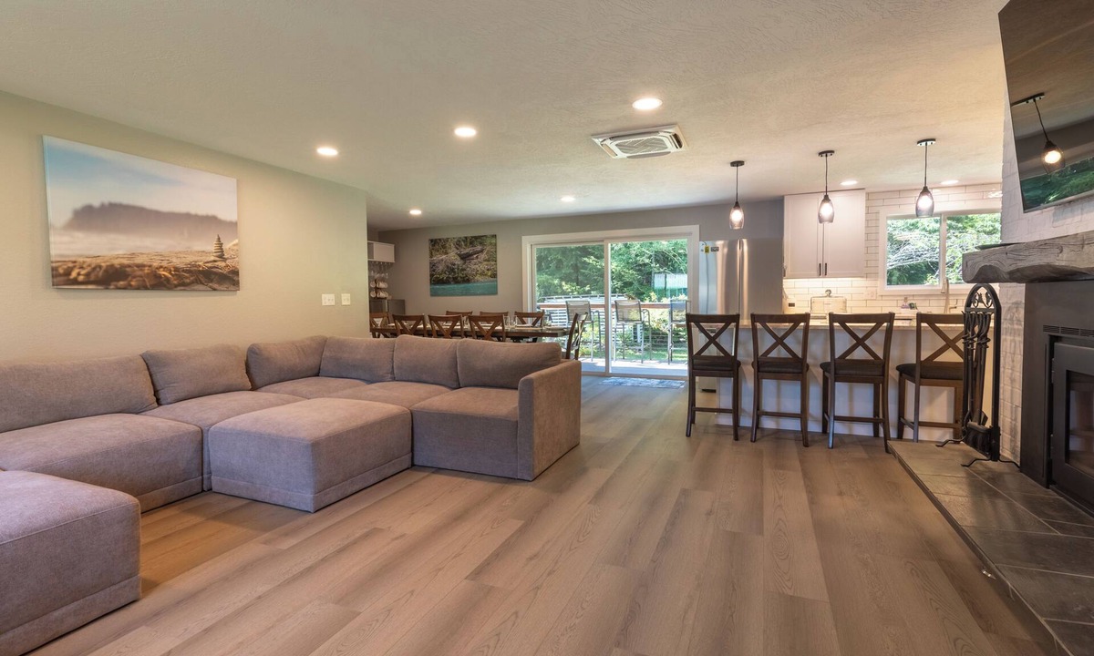 Forks House | Sitka Retreat: Modern 5 Bed/4 Baths Olympic Peninsula Gem w/EV Charger