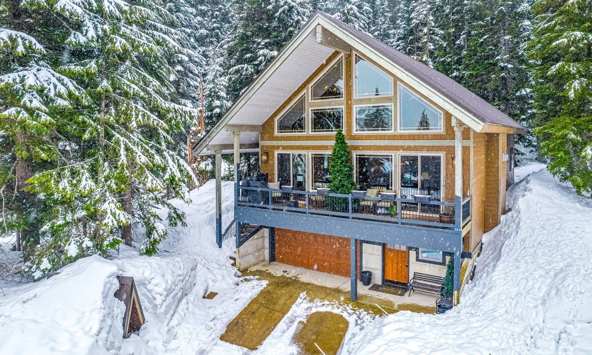 Hyak Cabin | Ski-in/ski-out retreat with a fireplace, WiFi, foosball, air hockey, & deck