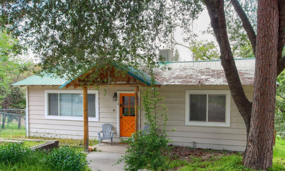 Oakhurst Cottage | Sky Ranch Cottages - Orange Door