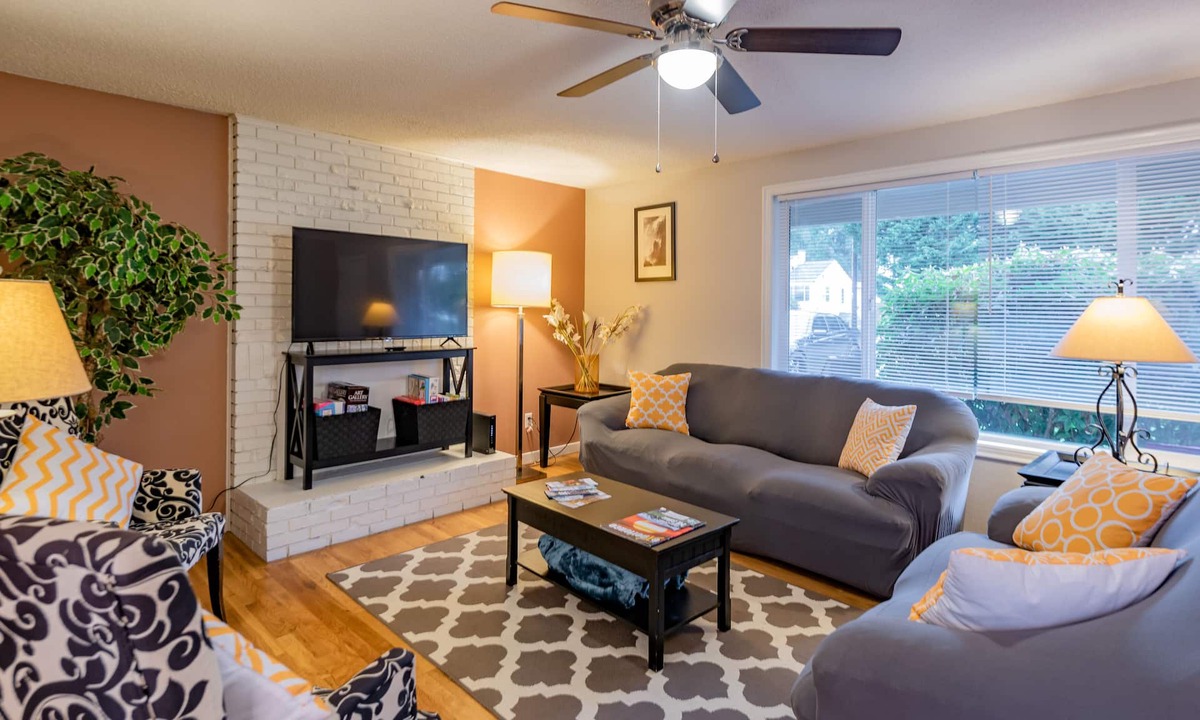 Marietta-Alderwood House | Sleeps 10, Close to Airport, Peace Health, Waterfront, WWU & WCC
