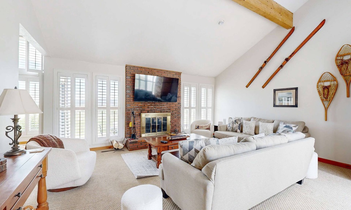 South Snyderville Basin Condo | Slopeside gem with private hot tub & pool table - across from Cabriolet Lift