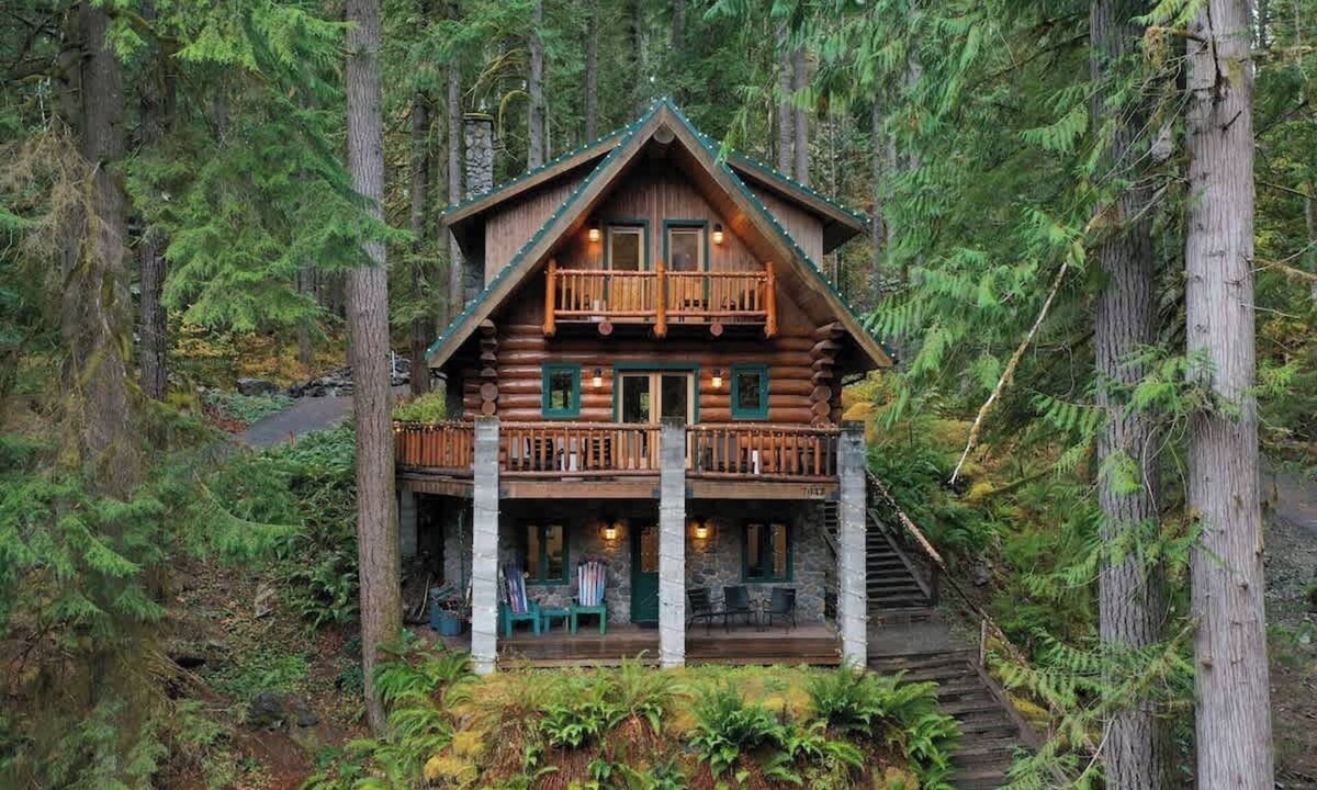 Glacier House | Snowline Luxury | Hot Tub, Pool & 3 Kings