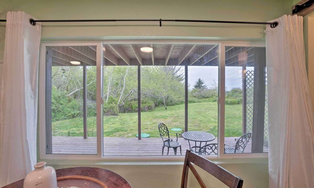 Smith River Apartment | Soothing Studio w/Lush Views: 2 Mi to Beach!
