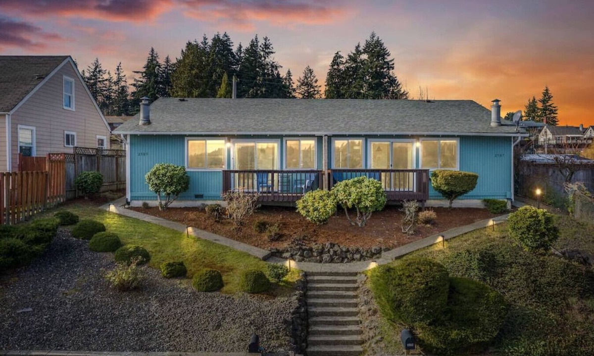 Bremerton Villa | Sound View Stay-2 BR Duplex Unit w/Water Views
