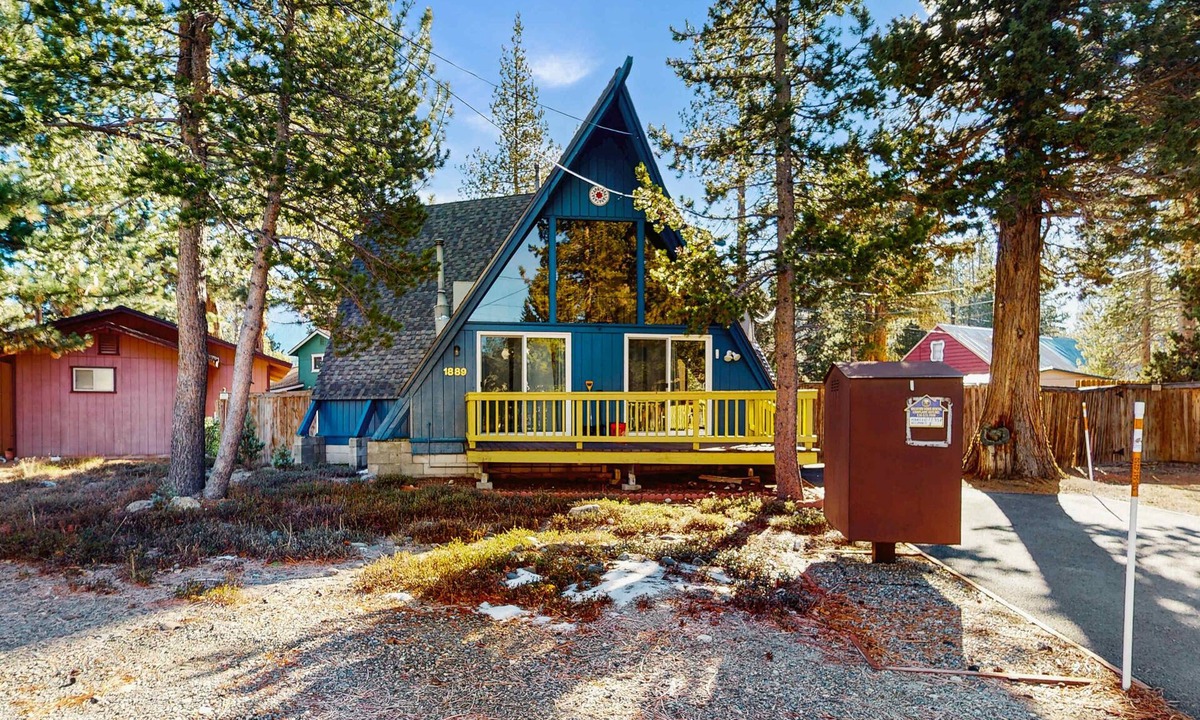 Tahoe Paradise Cabin | South Lake Tahoe House with Hot Tub - Close to Skiing, Walk to Dining