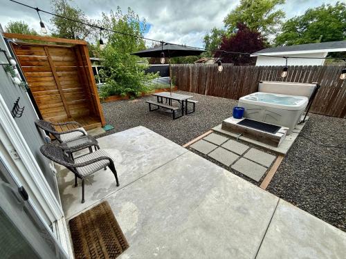 Medford Apartment | Southern Comfort - Hot tub - Modern - Relaxing