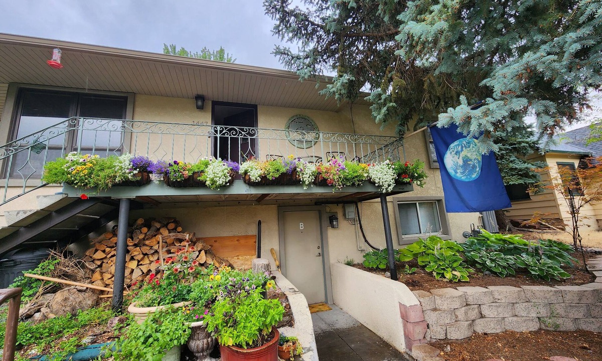 West University Apartment | Spacious 1 bedroom, wifi, laundry, kitchen. Walk to UNR and 1/2 mile to Casinos.