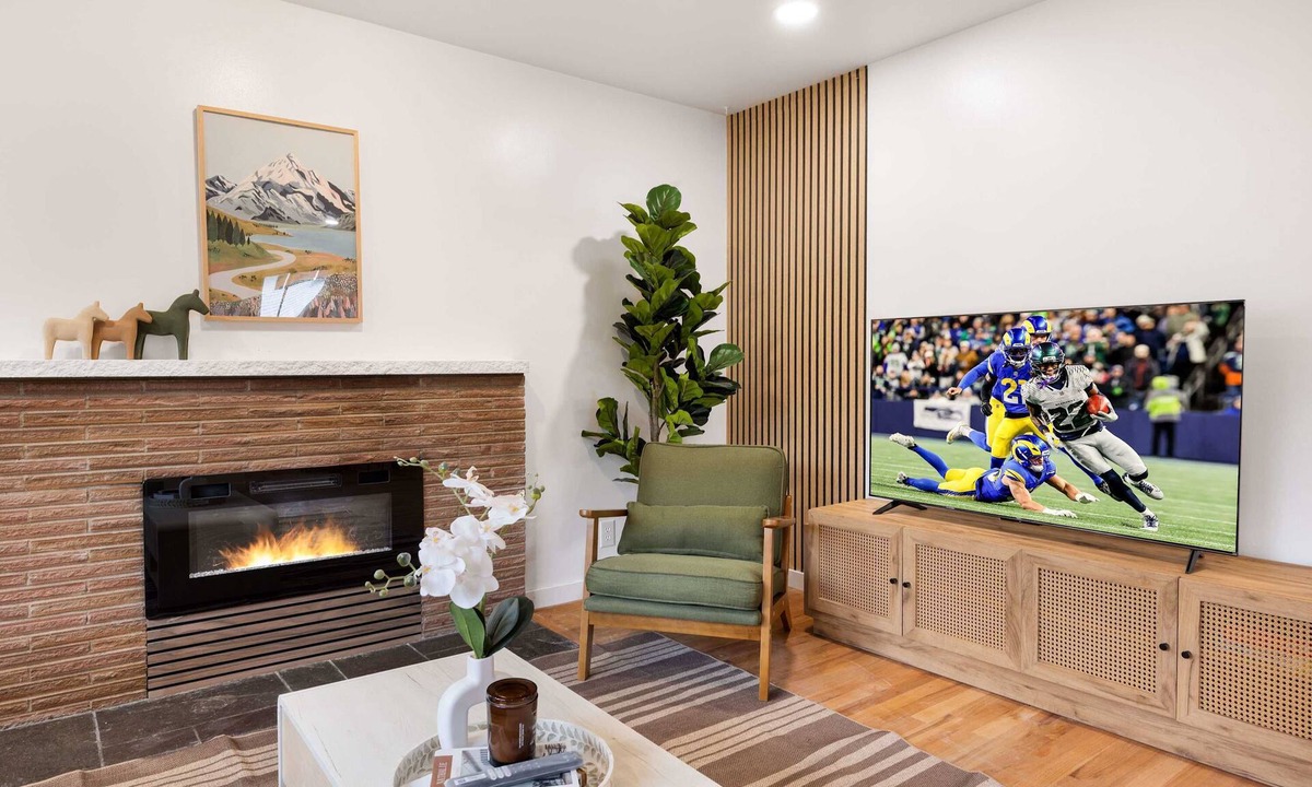 Cedar Heights House | Spacious 2BR Home, Near UW, Parks & Station