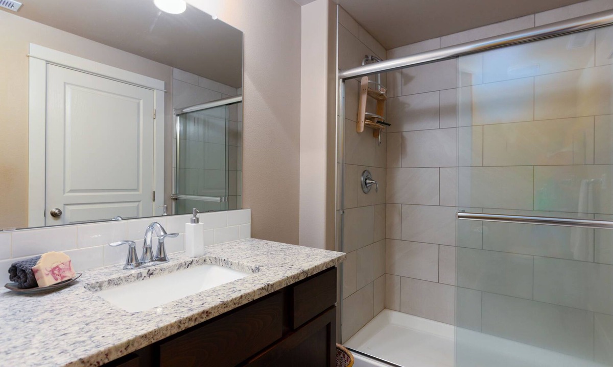 Black Butte Ranch Cabin | Spacious 6-bed allergy-friendly home with AC - Walk to Glaze Meadow Rec Center