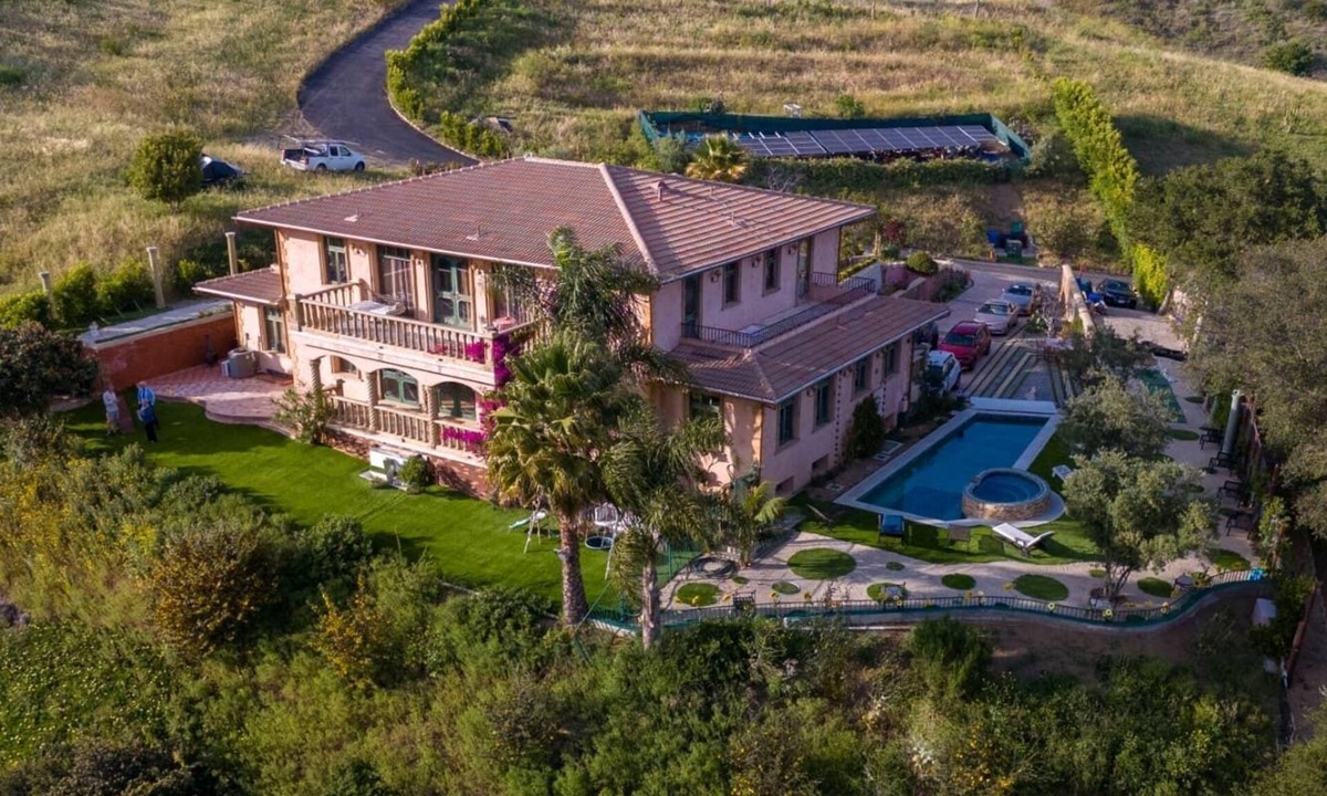 Central Malibu Ski Chalet | Spacious 6-bedroom Chalet w Pool in sunny MalibunVery welcome send us a message!